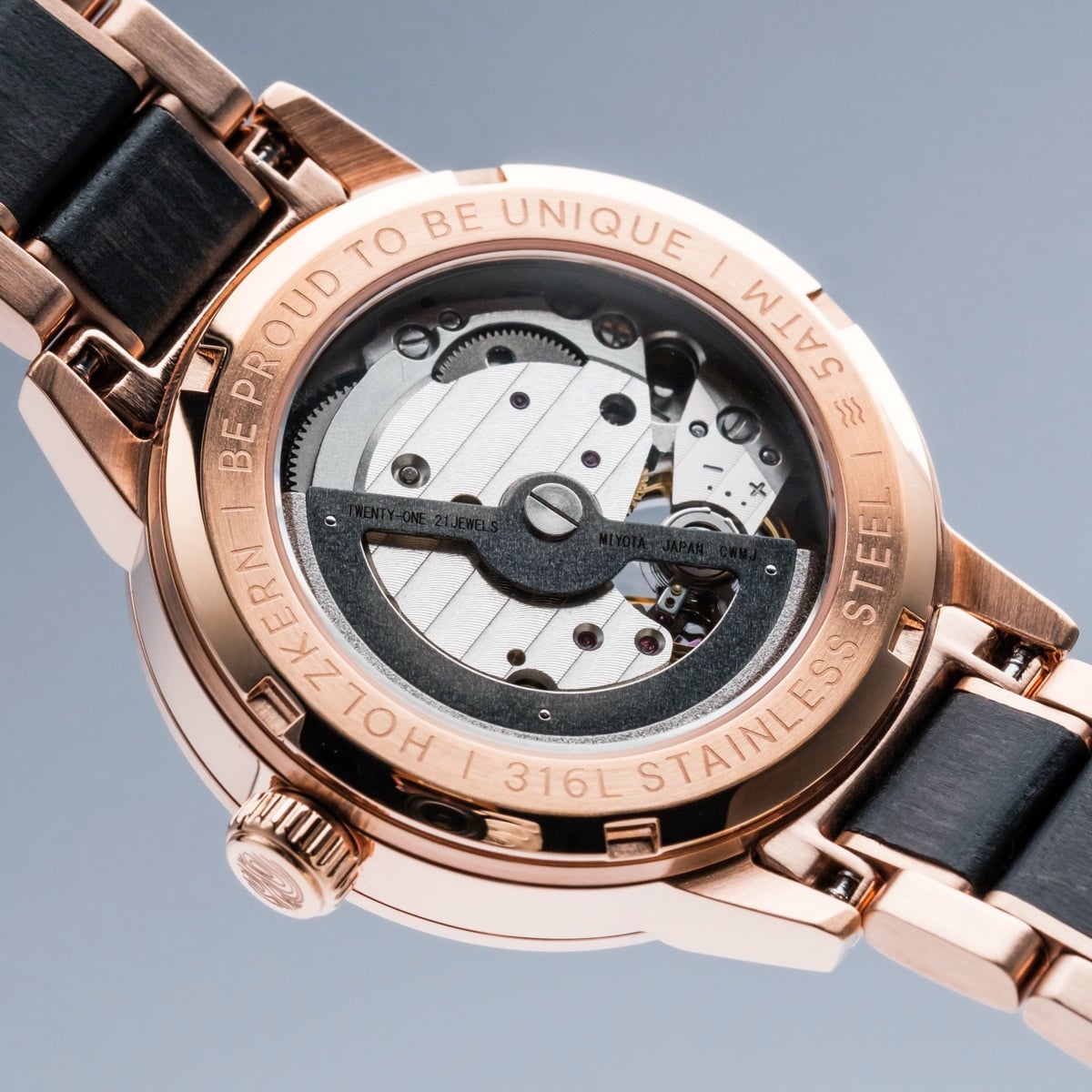 Orologio "Luminaire" con finitura oro rosa e design meccanico intricato.