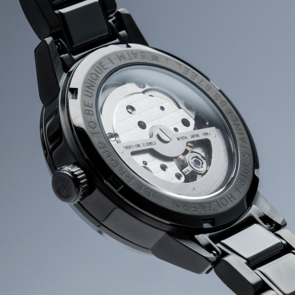 "Mirrordance", un elegante orologio con finitura in ceramica e meccanismo posteriore intricato, che mostra eleganza e artigianalità moderne.