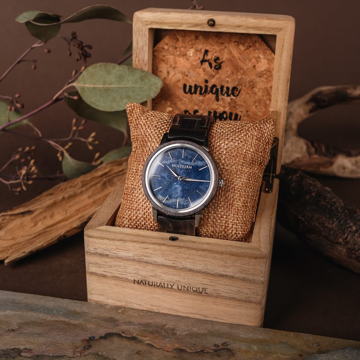 Orologio "Immanuel" con disegno acero e sodalite, visualizzato in una scatola di legno rustico.