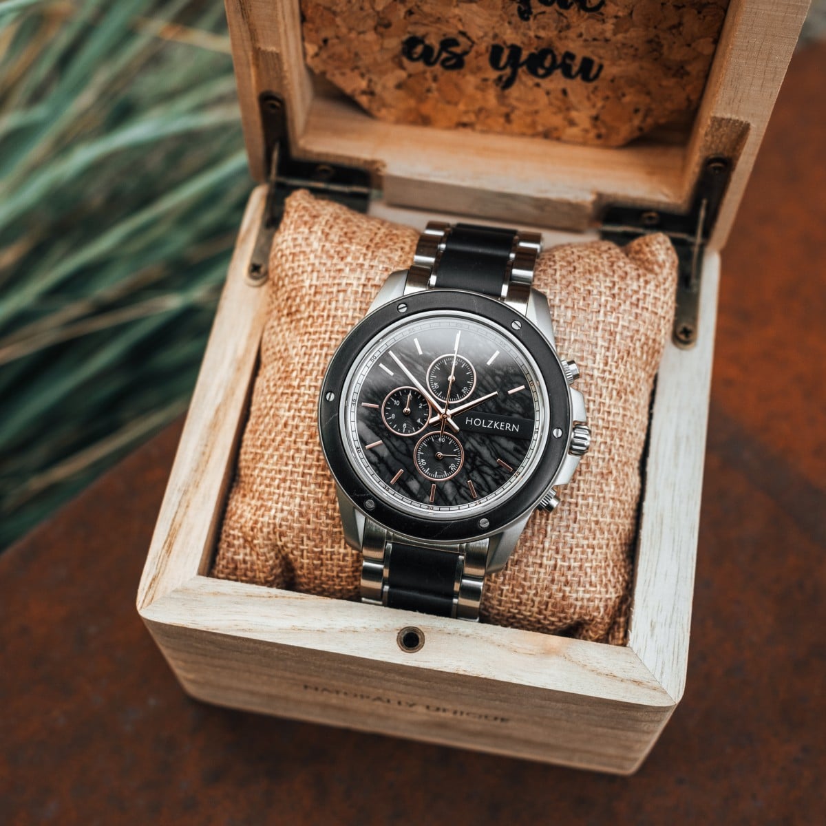 Orologio "Erec" con un elegante acero e marmo di design in un elegante scatola di legno.
