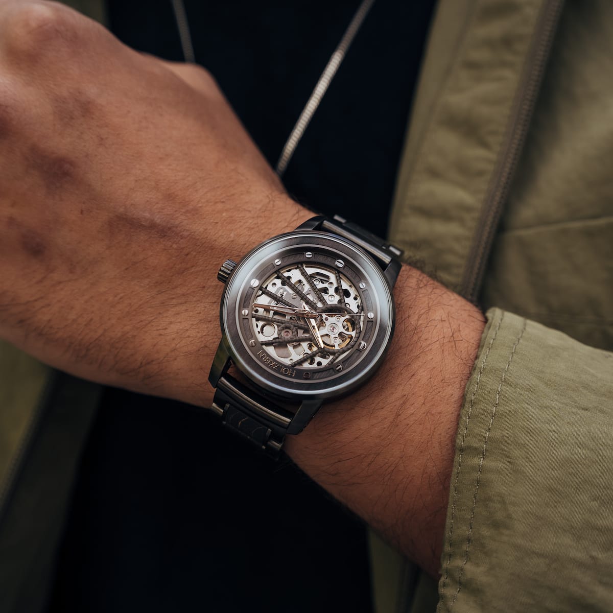 Carbon Watch con un design intricato dello scheletro con acero grigio e accenti grigio scuro.