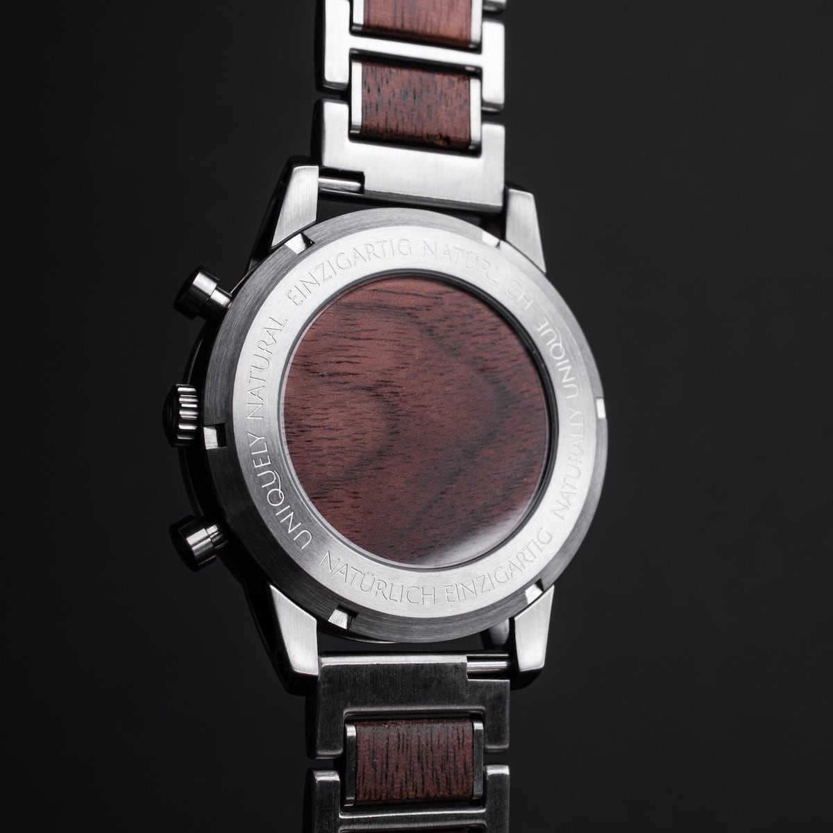 "Oscar", un orologio elegante con accenti di noce e un design elegante.
