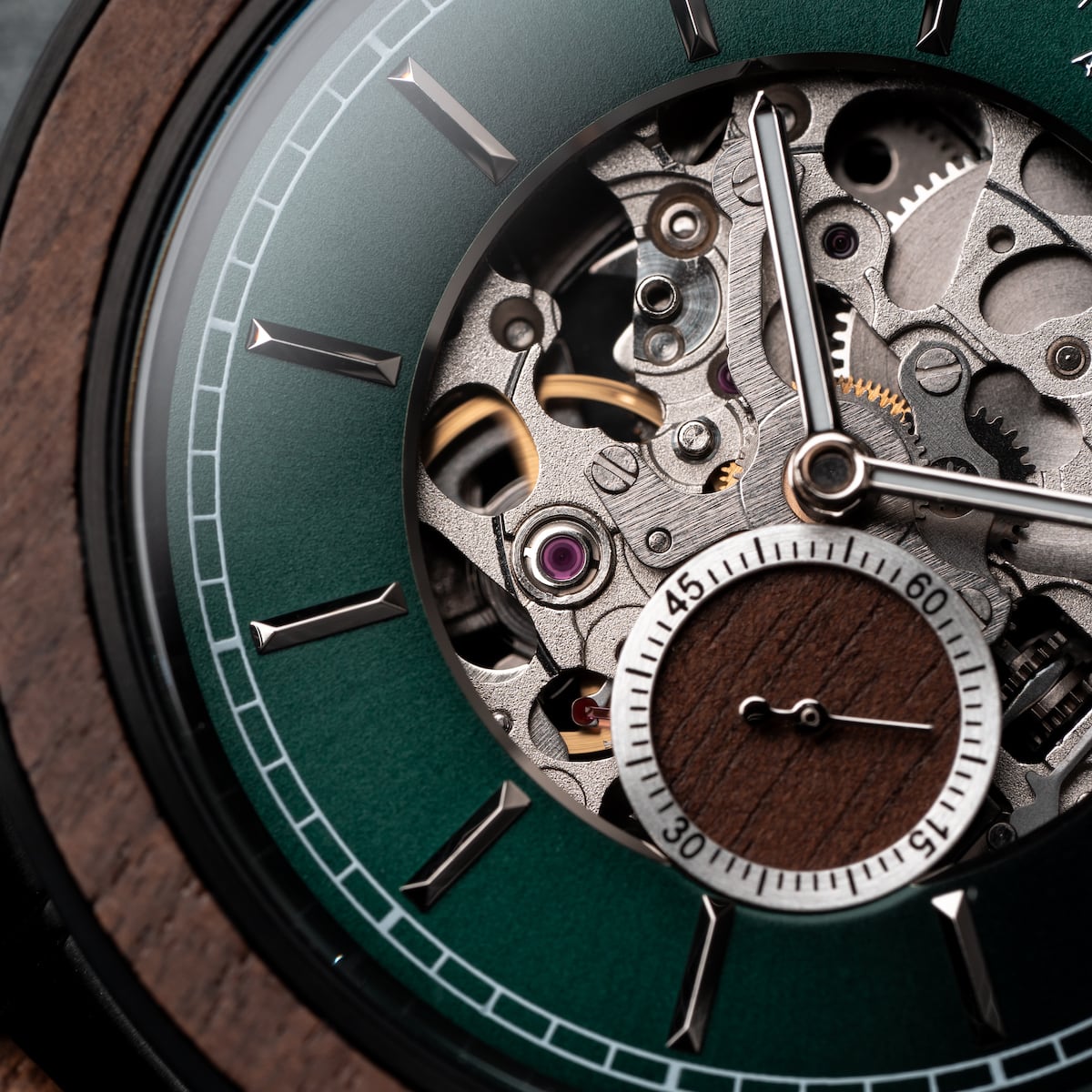 Orologio "Sigiriya" con un volto in noce e un design meccanico intricato.