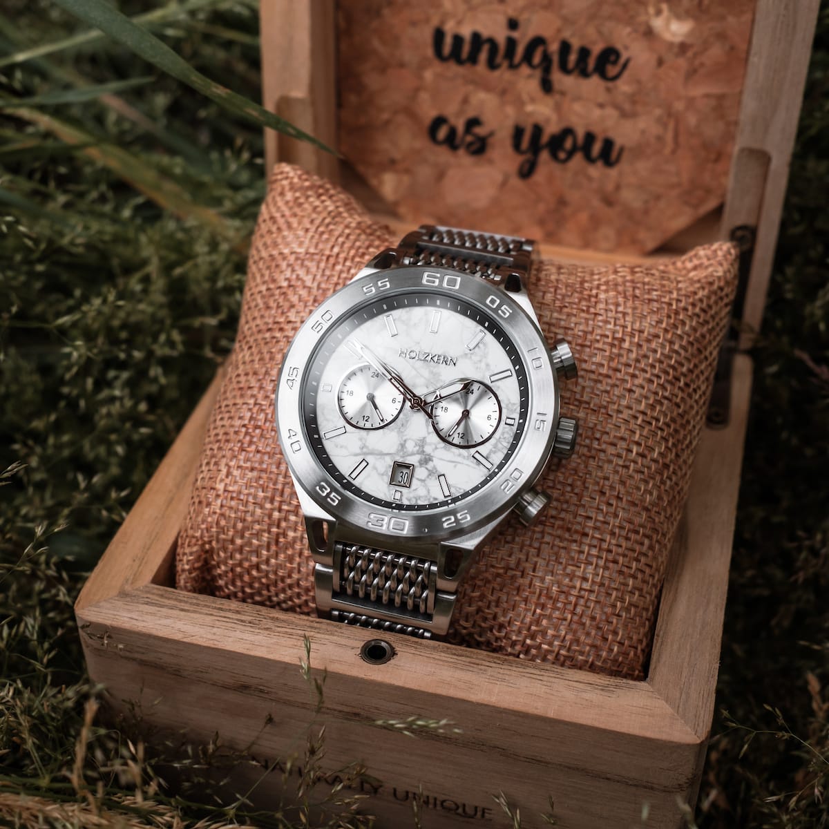Orologio da polso "Elqui" con faccia in marmo e dettagli in argento, visualizzato su un cuscino in legno scatola.