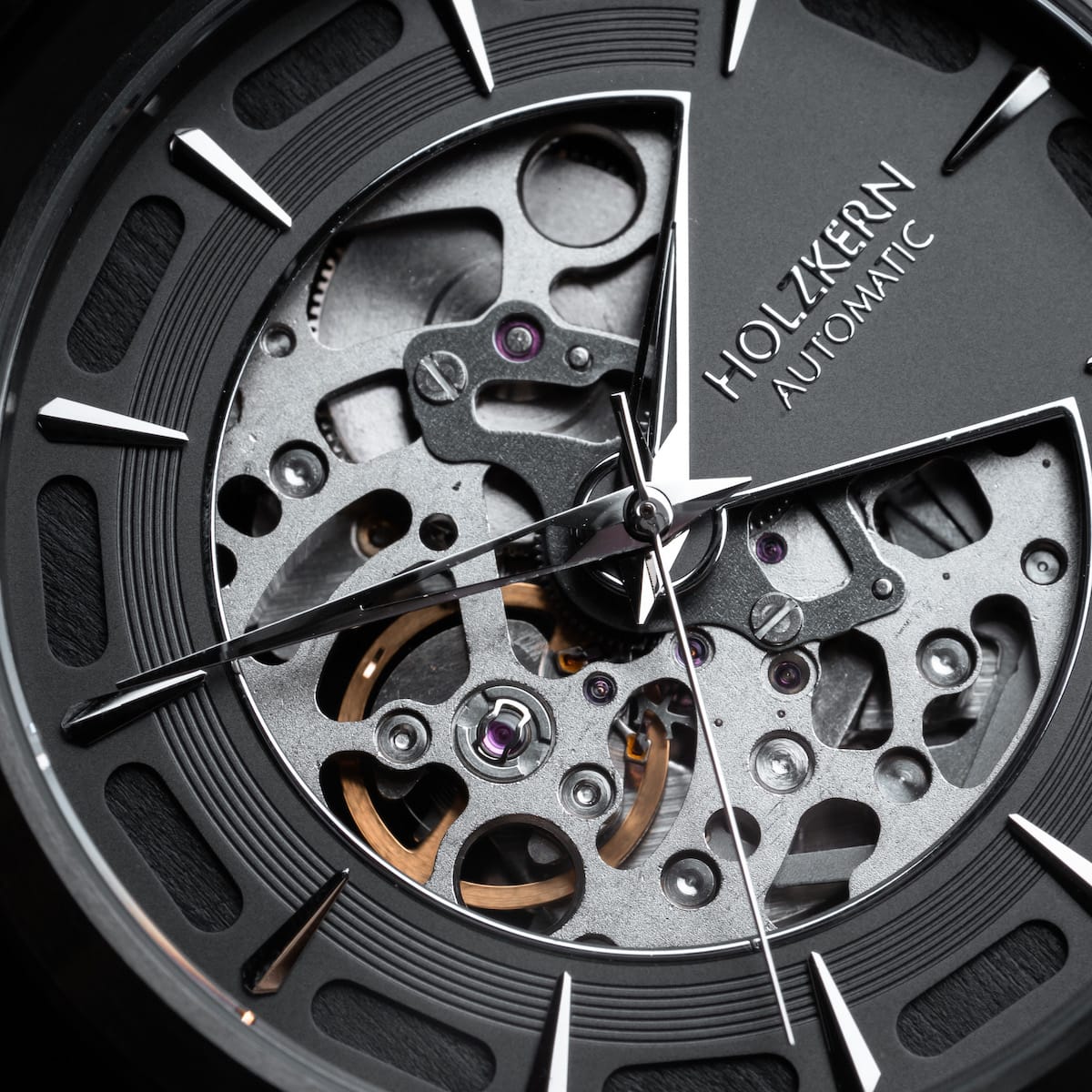 Orologio "Morasko" con disegno scheletrico con elementi in grigio scuro e acero.