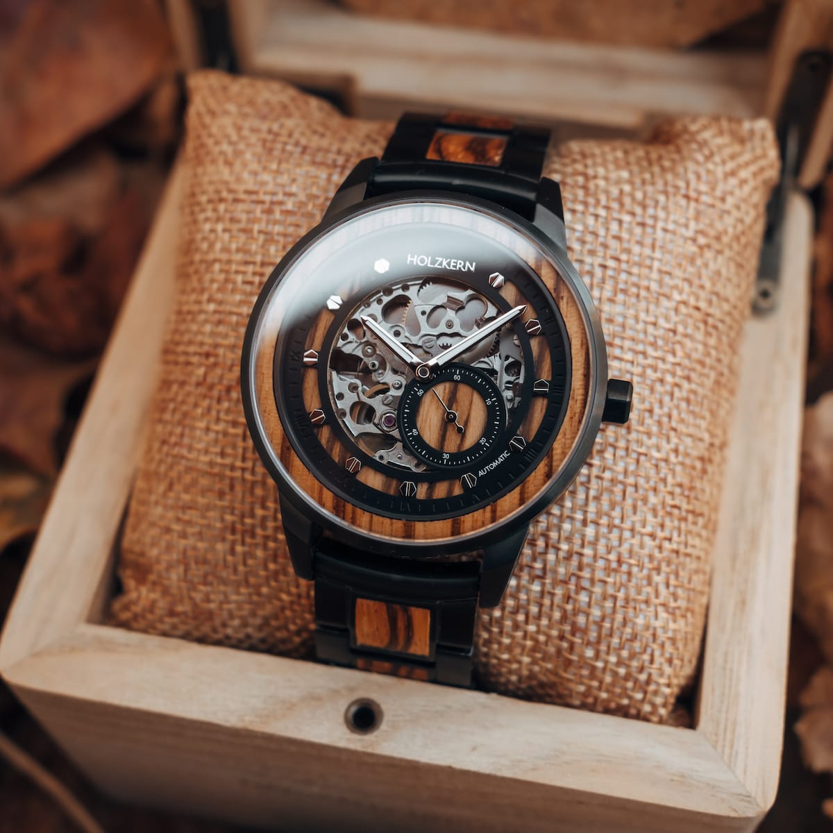 Orologio Starnum con zebrawood e design nero in una scatola di legno.