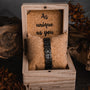 Bracciale "Tremolo" con acero e grigio scuro in un elegante box in legno con un'estetica rustica.