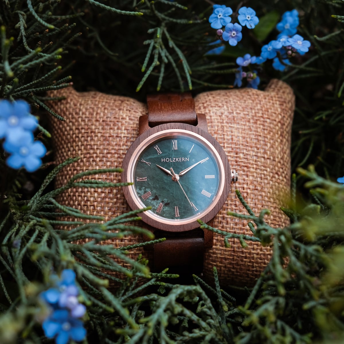 Orologio "Nymph" con cassa in noce e quadrante in marmo, con uno stile naturale e rustico.