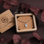 "Collana Visuale", una collana in argento nacre, elegantemente presentata in una scatola di legno con un design minimalista.