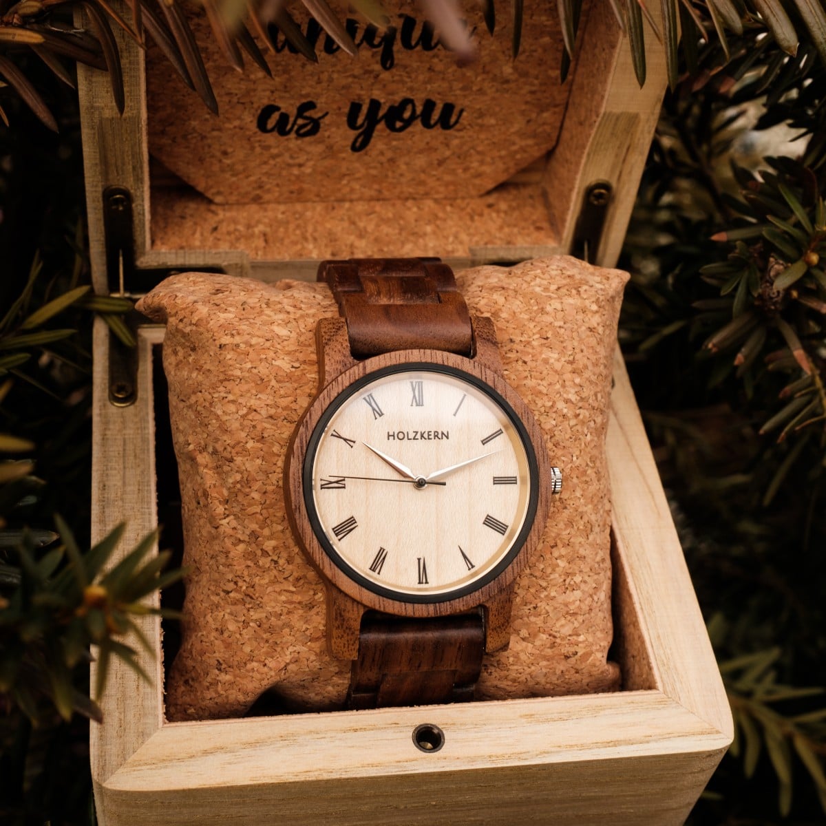 Orologio "Fall Dusk" con design in noce e acero, elegantemente esposto in una scatola in legno dall'estetica rustica.