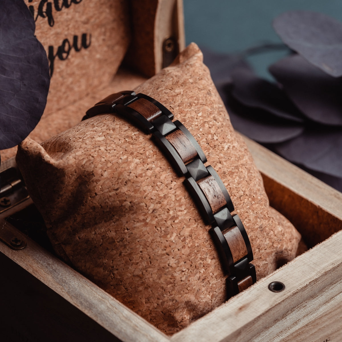 Bracciale "Rhapsody", con un design noce e nero, presentato in un elegante scatola di legno.
