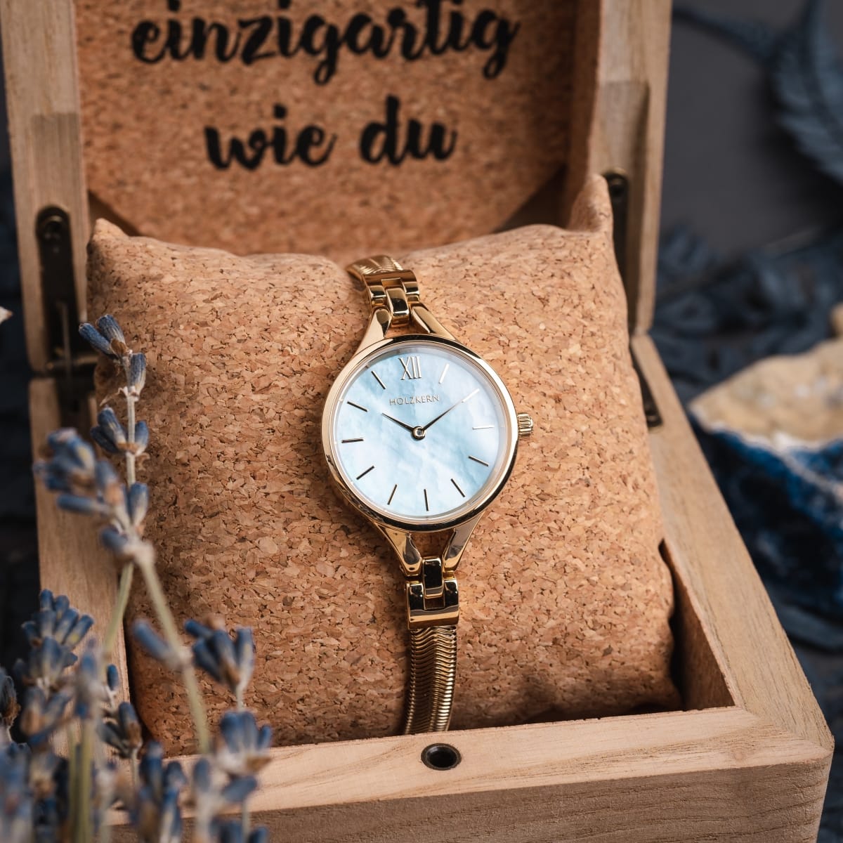 Orologio "Shesha", con materiali in oro e grigio, dal design elegante.