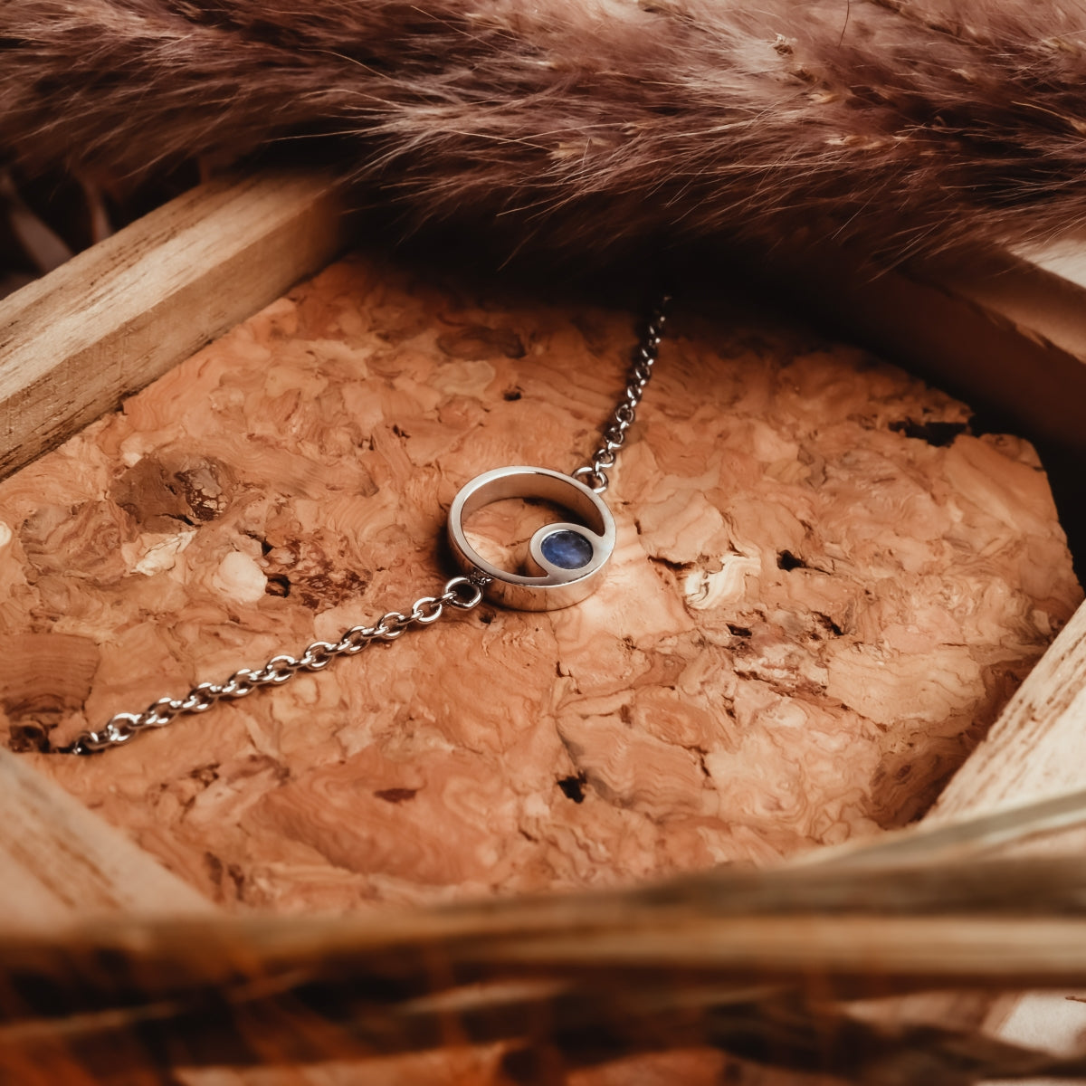 "Bracciale di pigmento", un braccialetto in marmo e argento con un design elegante e moderno.