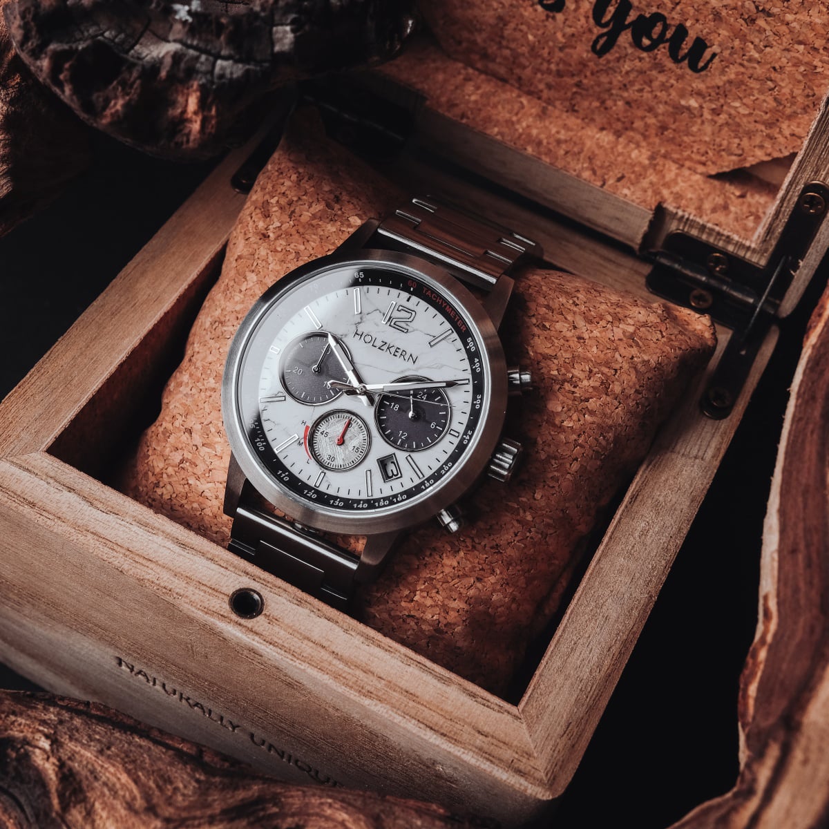 "Sagres" watch with a marble dial and silver accents, showcased in a wooden box for an elegant and modern style.