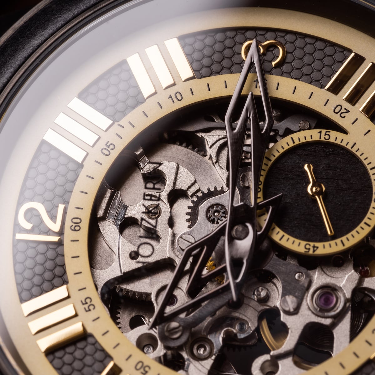 Orologio "Navona" con un design dettagliato e meccanico con un acero e schema di colore oro.