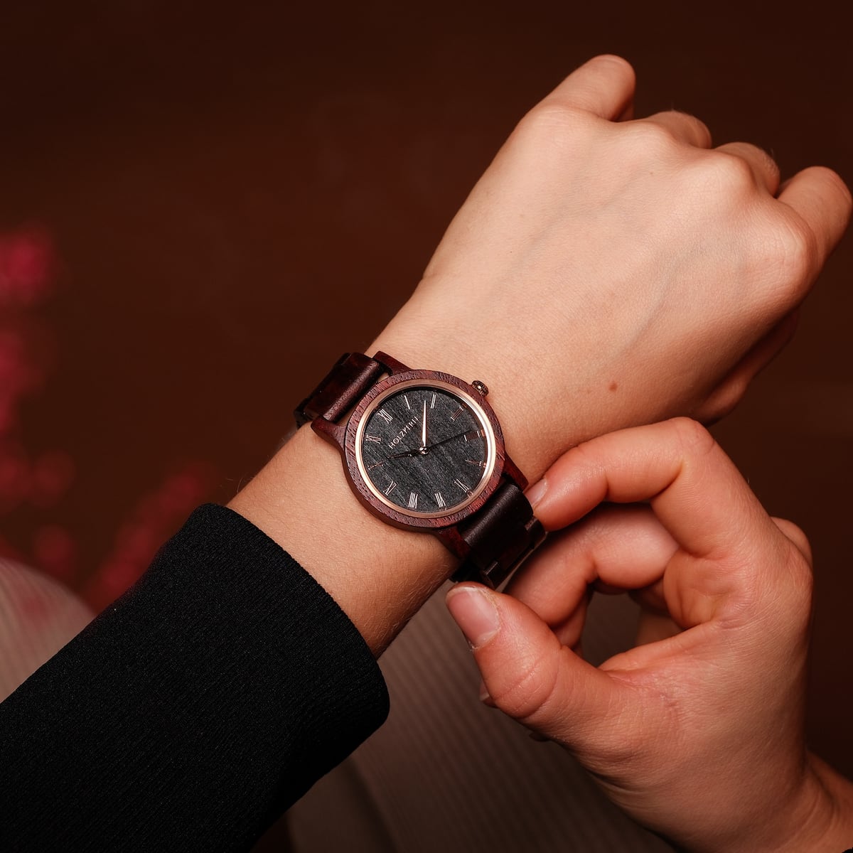 Orologio da polso "Passion" realizzato da Padauk e Maple, caratterizzato da un design elegante ed elegante su un polso.