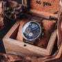 Orologio "Paracas" con lapis lazuli e argento, che mostra un design elegante e rustico in una scatola di legno.