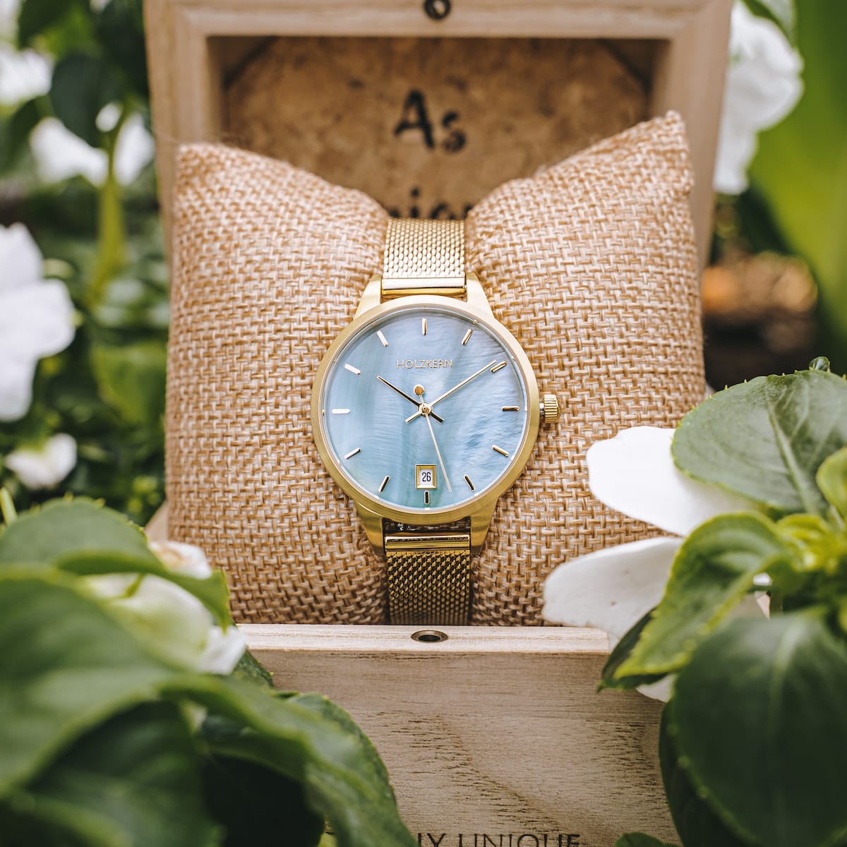 "Talamanca", elegante orologio con tonalità di grigio e oro con un design sofisticato.