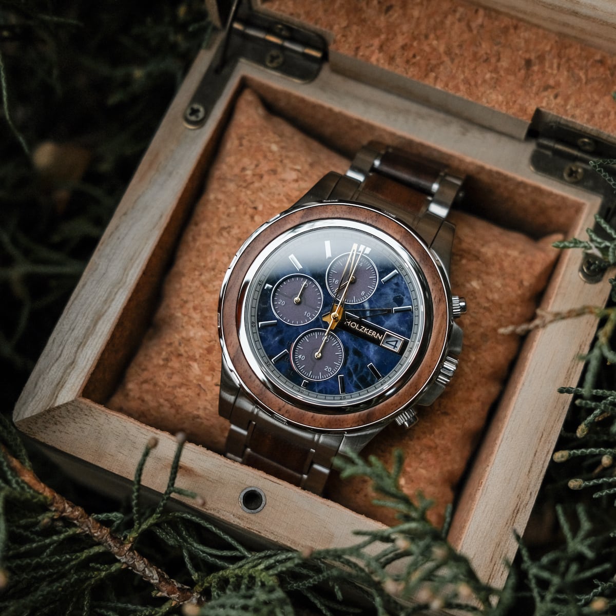 Orologio "Koh Mak" con un design sofisticato in noce e marmo, presentato in una scatola di legno.