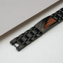 Bracciale "Looper", caratterizzato da un elegante zebrawood e un design nero per un look moderno e elegante.