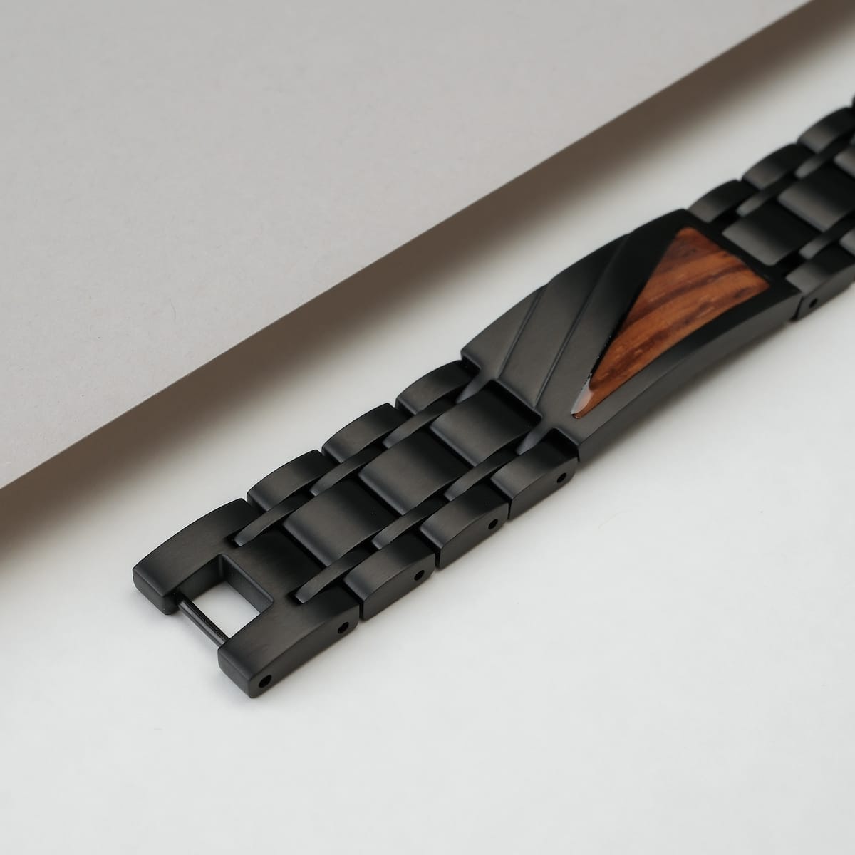 Bracciale "Looper", caratterizzato da un elegante zebrawood e un design nero per un look moderno e elegante.