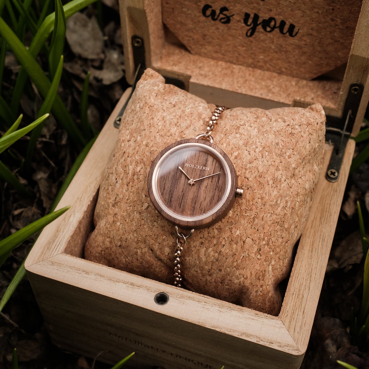 Orologio "Leave" in Noce con un design naturale ed elegante.