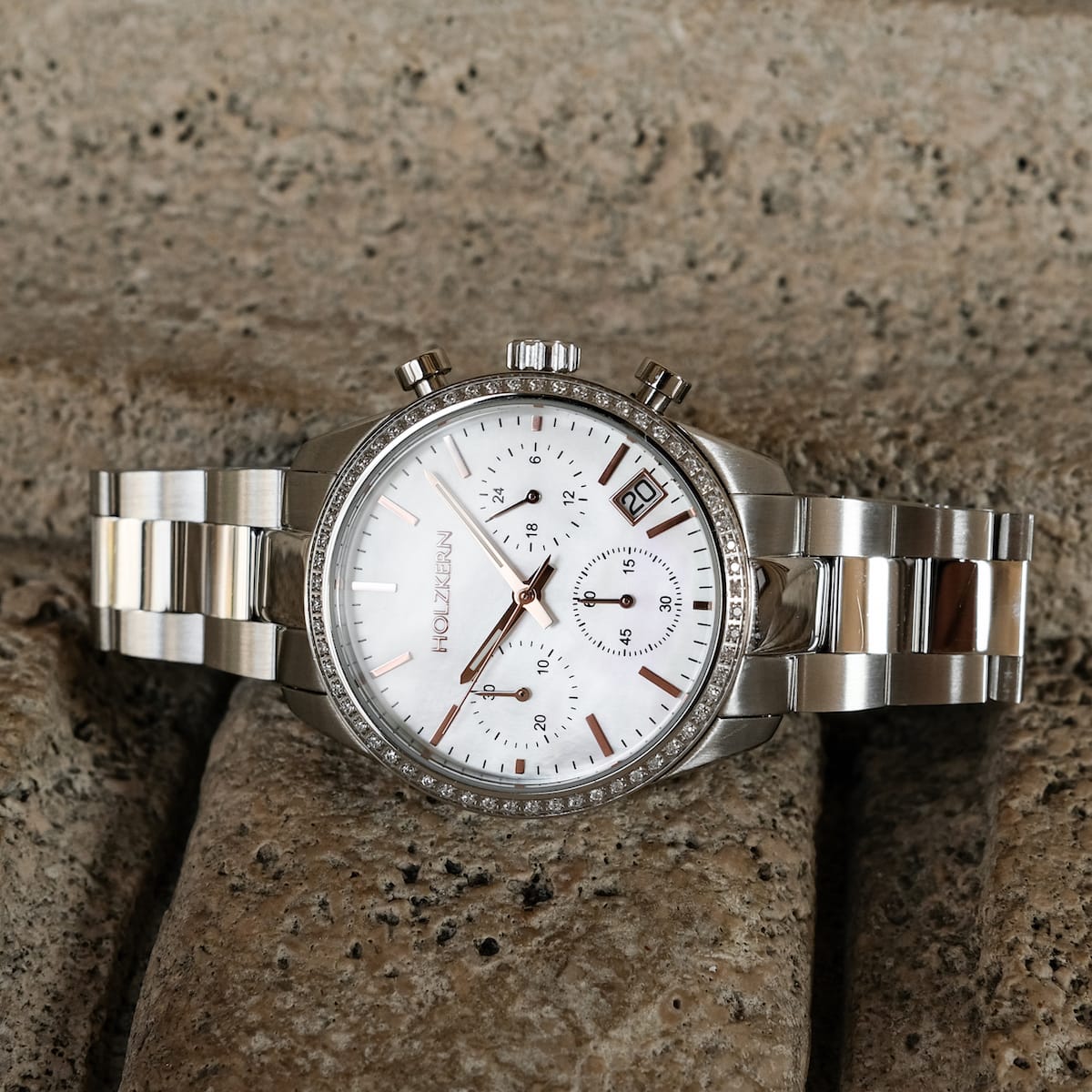 "The Balanced", elegante orologio con materiali in argento e in argento con un design moderno e sofisticato.