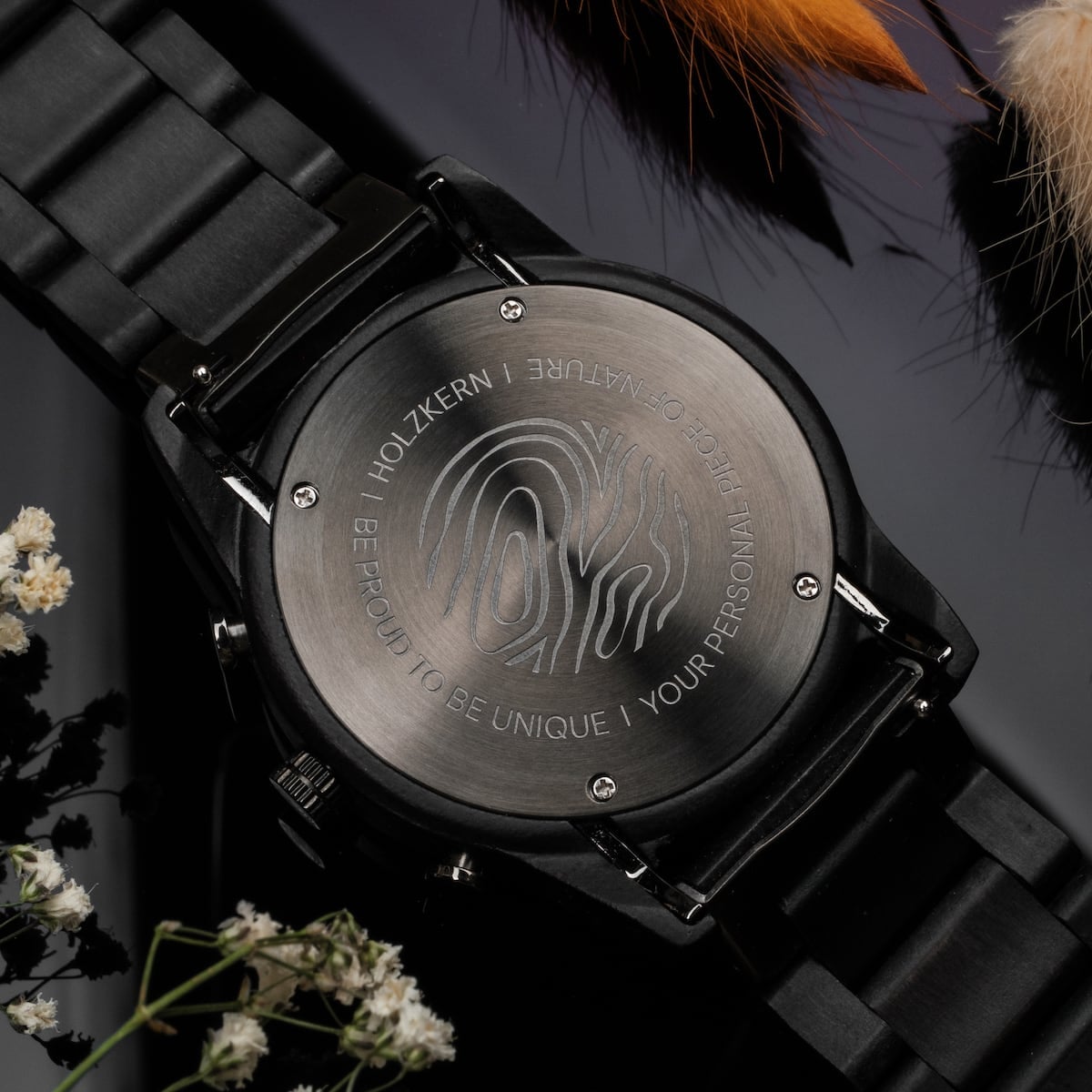 "Northwall", un orologio dal design elegante e minimalista in tonalità acero e grigio roccioso.