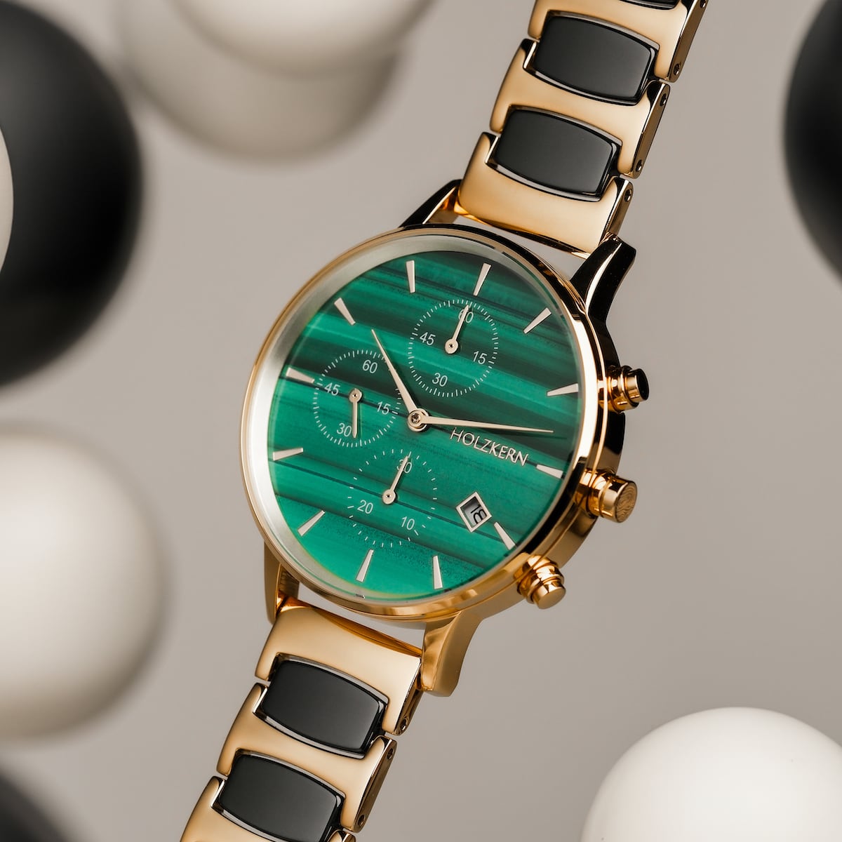 Orologio "Jolly" con quadrante malachite, accenti in ceramica e oro, che mostra un design elegante ed elegante.