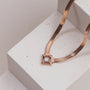 "Collana in attesa", una collana in oro rosa con accento nacre e design elegante.