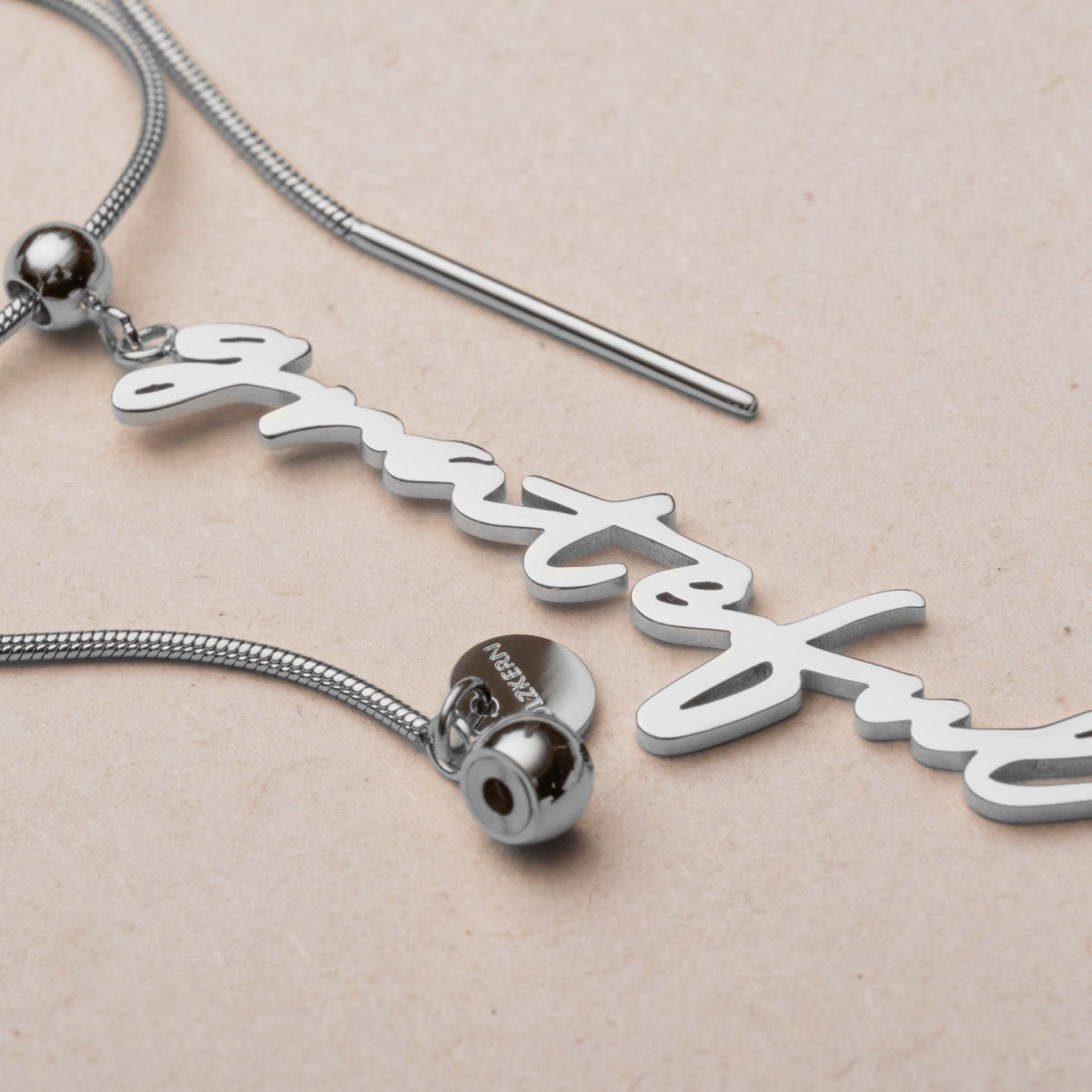 "Grateful-Charm", elegante bracciale in charme con perle e argento, caratterizzato da un design elegante e moderno.