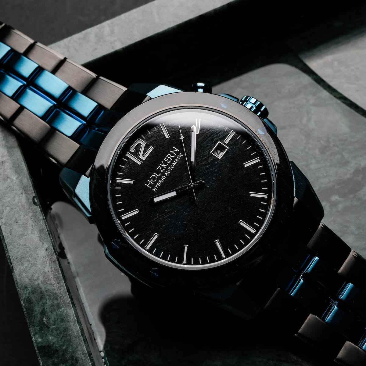 Orologio "Glaciersurge" con un design elegante e moderno con un quadrante nero e elementi in acciaio inox.