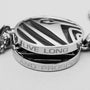 "Operazioni Collana": una collana d'argento e jasper con un design elegante e moderno inciso con "Live Long and Prosper".