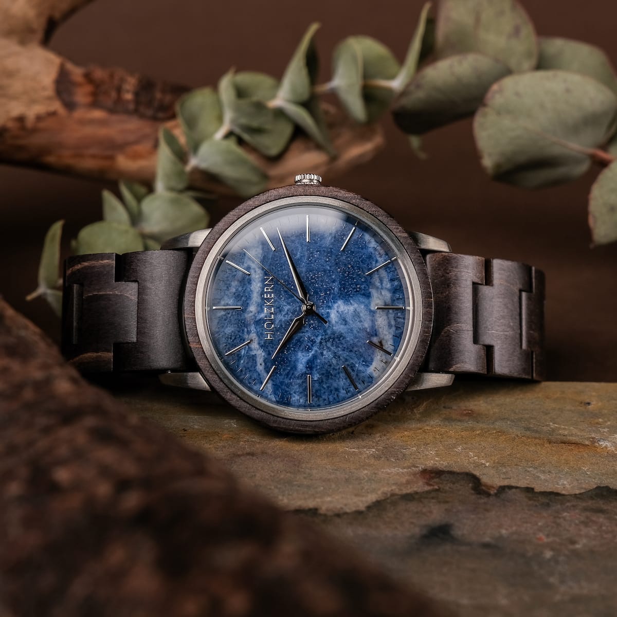 Orologio "Immanuel" con una fascia di legno di acero e quadrante sodalite, in stile naturale, estetico terreno.