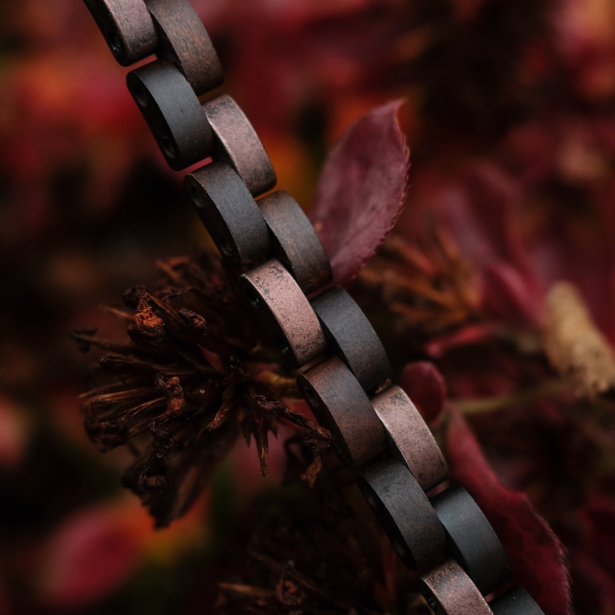 Bracciale "Rondo" con finitura acero e rame antico, caratterizzato da un'estetica calda e rustica.