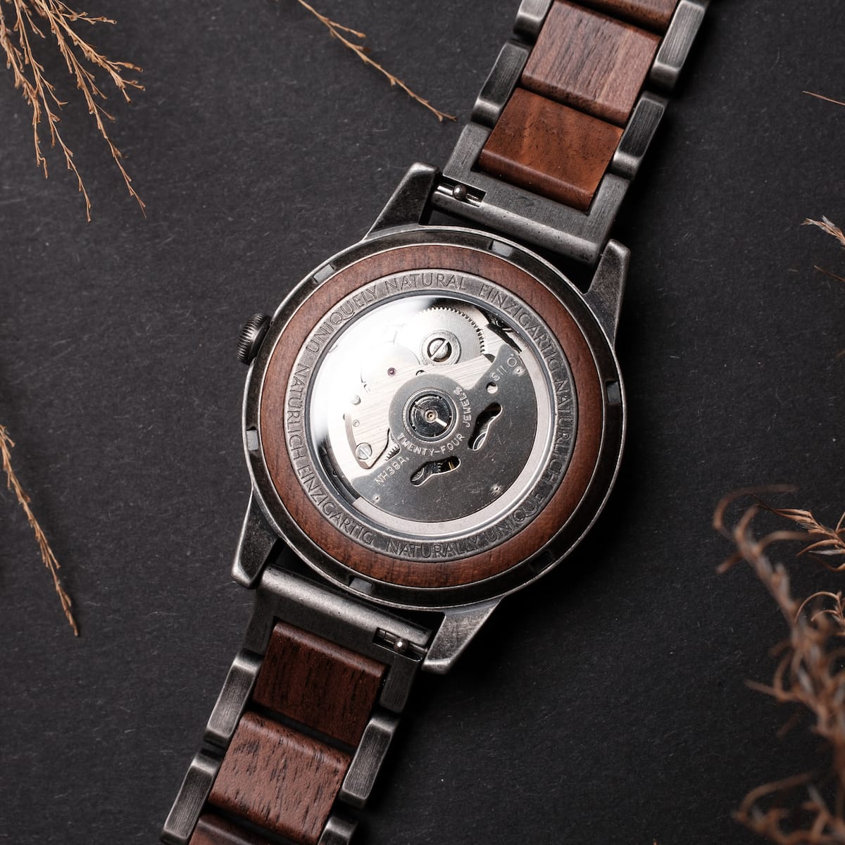 Orologio "Alrakis" con design in noce e marmo con dettagli intricati.