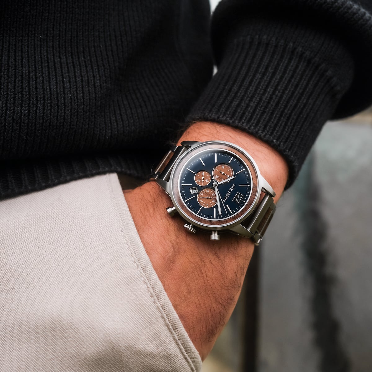 Orologio "Oscar" con finitura Walnut e quadrante blu, indossato da una persona in abbigliamento casual.