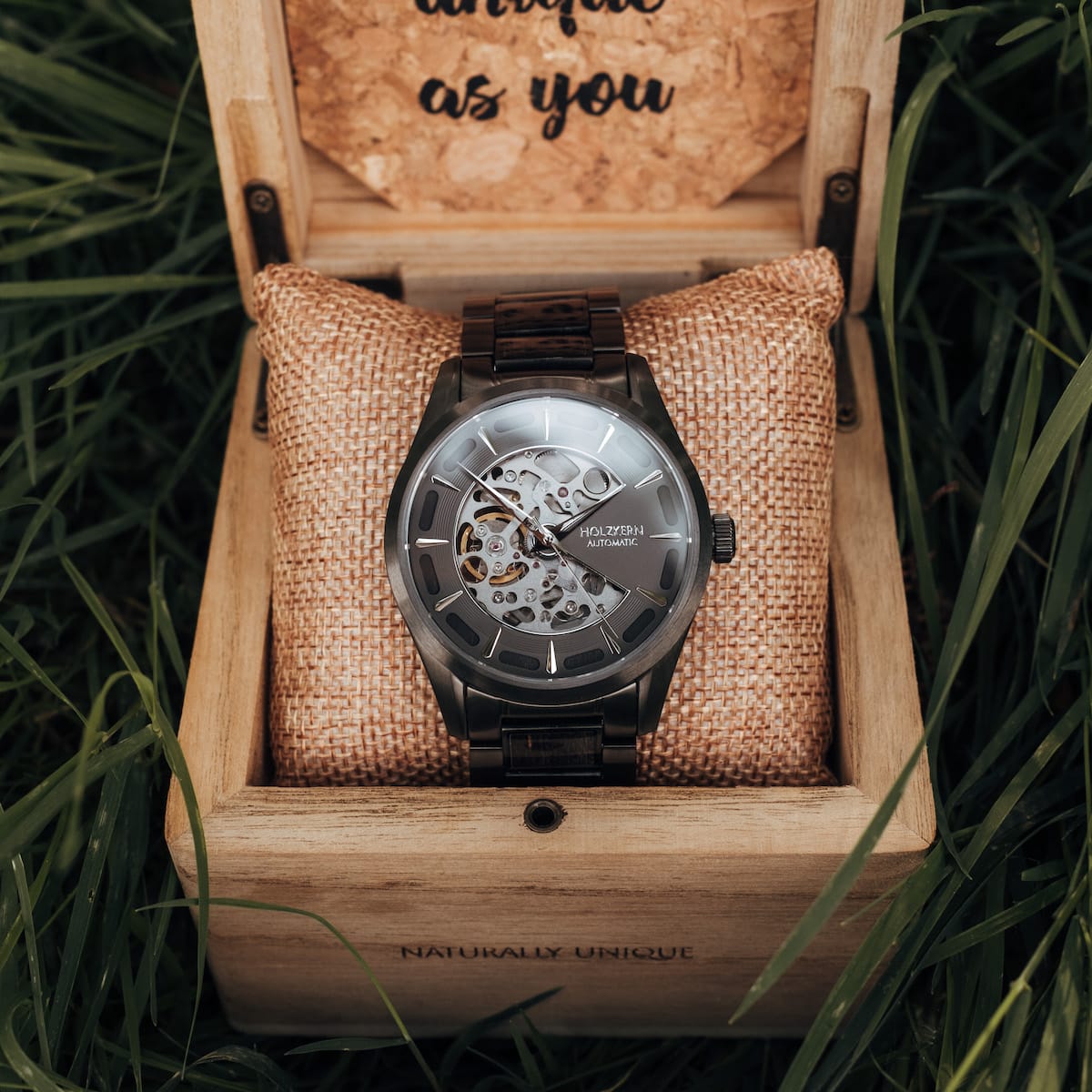 Orologio "Morasko" con acero e grigio scuro in un elegante box in legno.