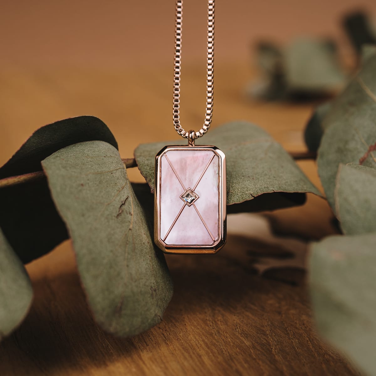 "Collana Aquarell", una collana in oro rosa con un pendente nacre, trasuda eleganza e fascino.