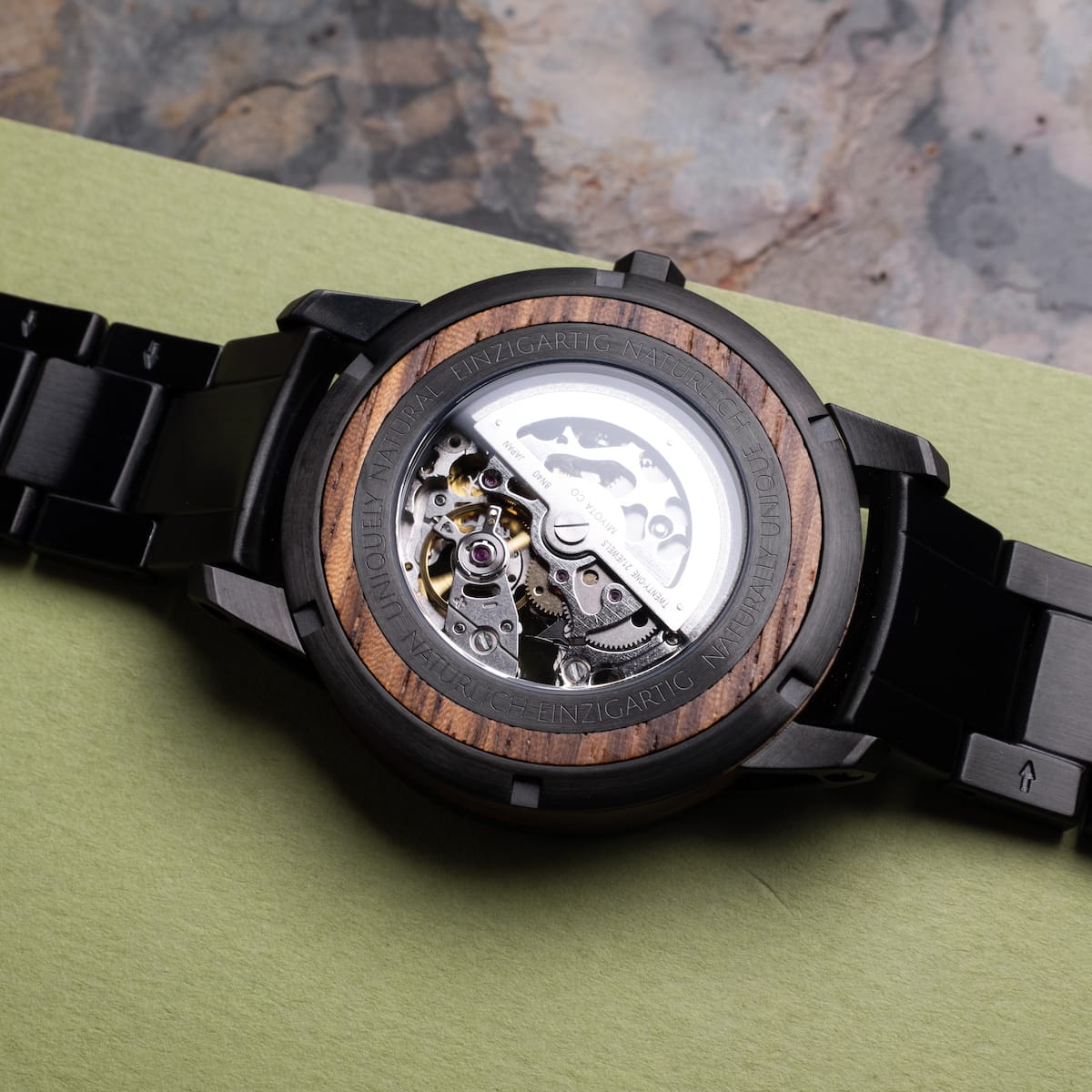 "Sternum", un orologio con zebrawood e accenti neri, che mostra un design elegante e intricato di open-back.