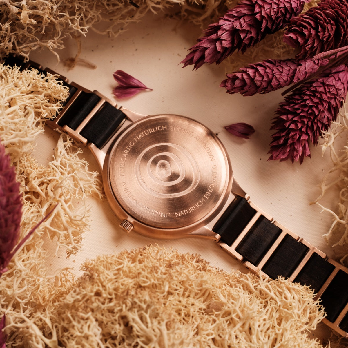 "Maui" watch featuring a maple and nacre design with a natural, elegant style amidst decorative foliage.