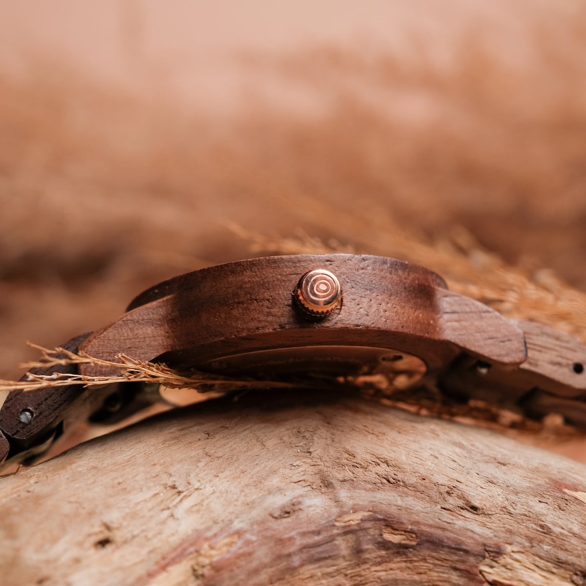 "Nymph", un orologio, presenta un design in noce naturale e marmo con un'estetica organica e rustica.