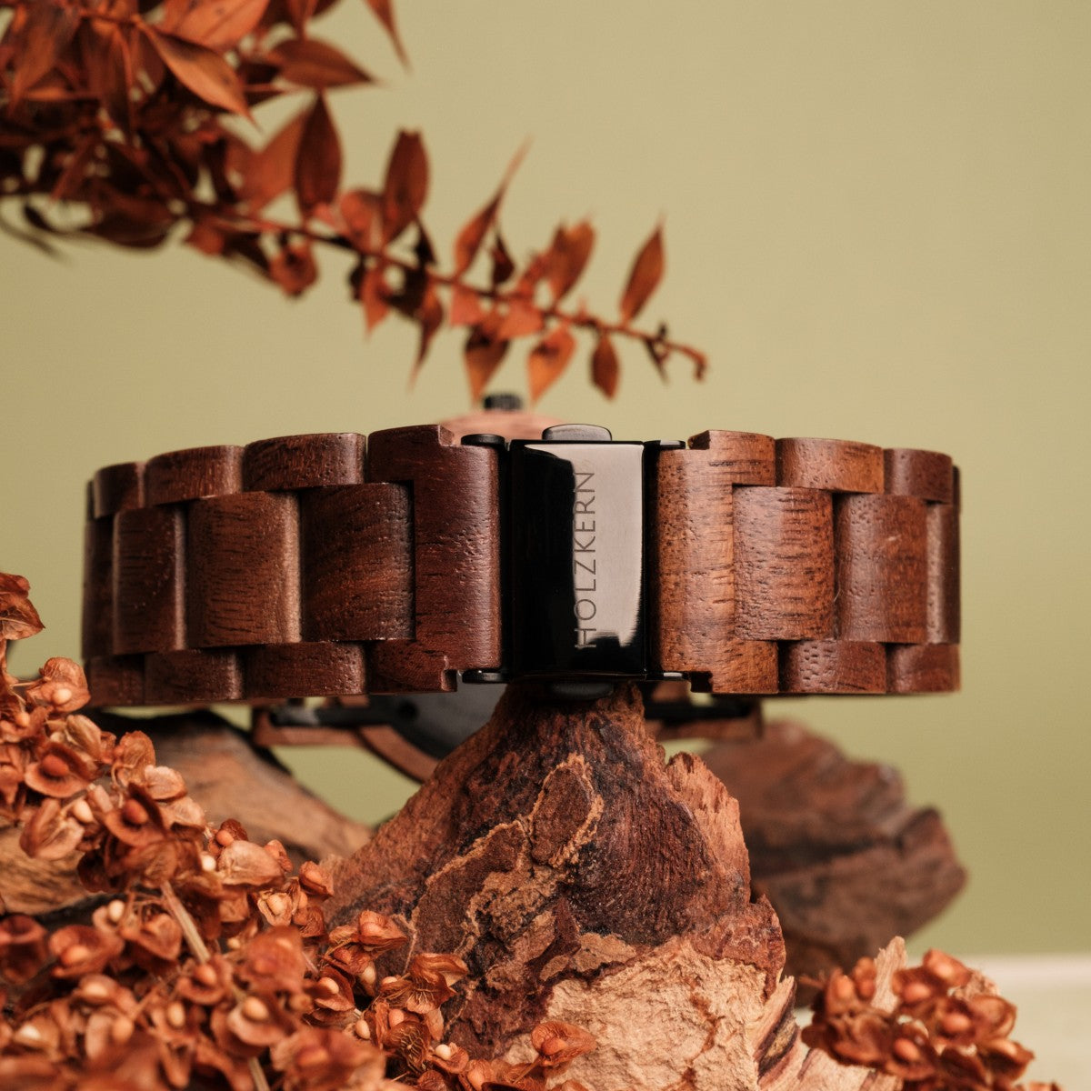Orologio da polso "Spring Evening" con fascia in legno in tonalità calde di noce e piombo, in stile con accenti floreali rustici.