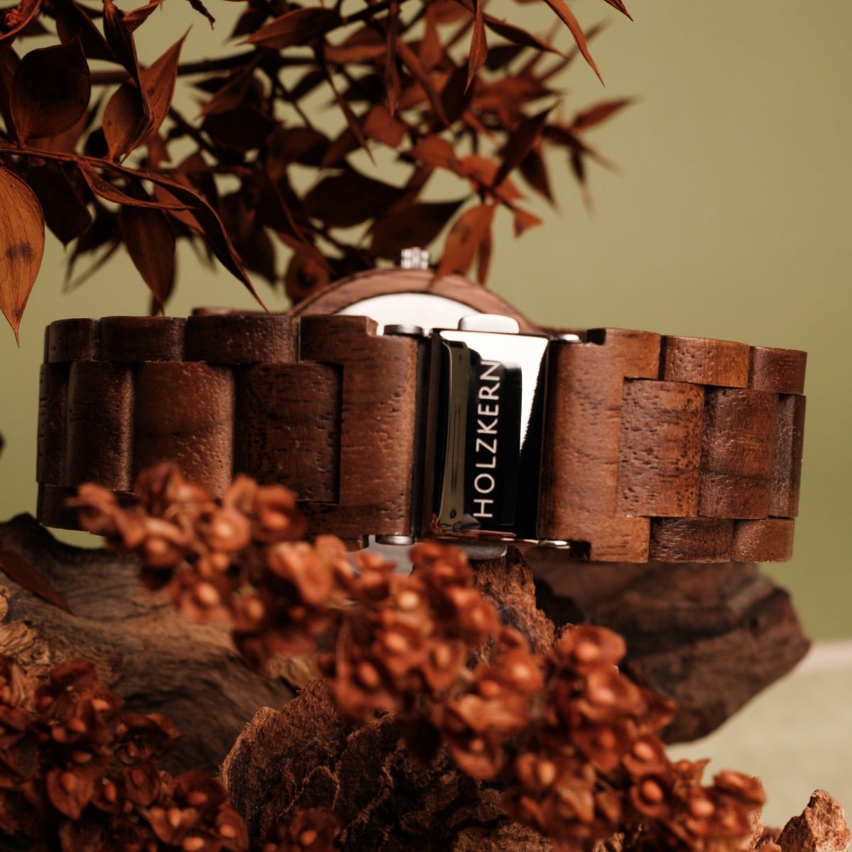 L'orologio "Fall Dusk" presenta un bracciale in noce naturale e acero con un design rustico e terreno.