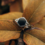 "Facade Ring", anello in marmo e argento, dal design esagonale e dallo stile elegante.