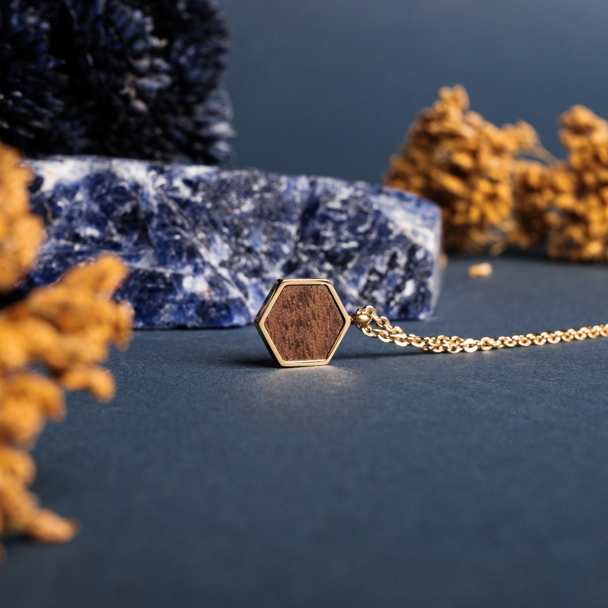 "Collana di Facade", una collana esagonale con noce e oro, in stile naturale.