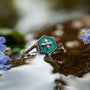 "Spectral Ring" - un anello in argento con dettagli nacre, elegantemente in un ambiente naturale.