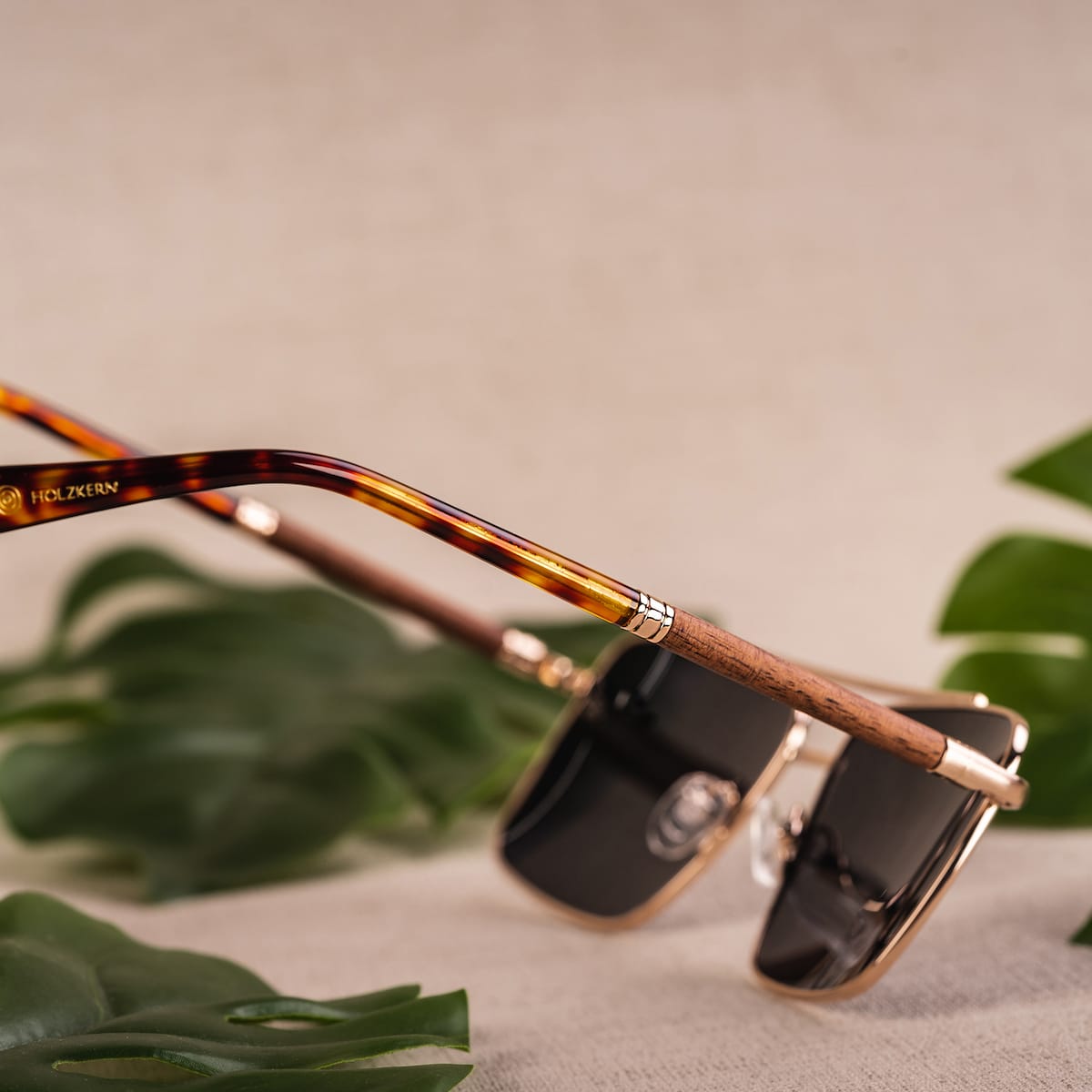 Occhiali da sole "The Talisman" caratterizzati da un design in noce e oro opaco con un fascino visivo elegante ed elegante.