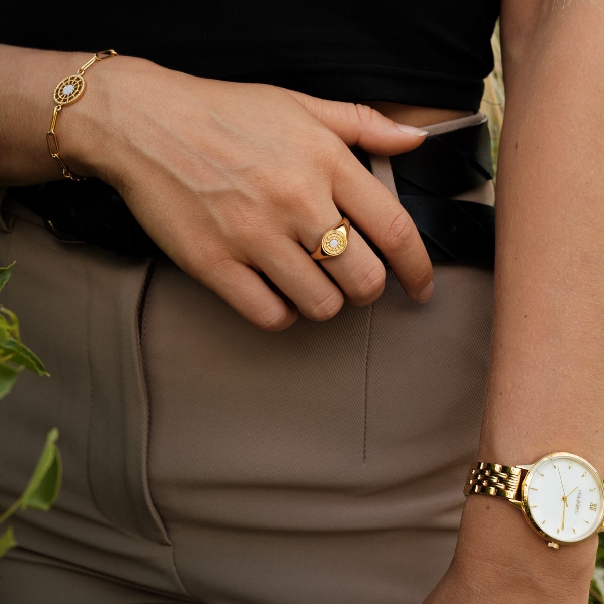 "Pixa Ring", un anello in oro elegante con accento bianco, aggiungendo eleganza a qualsiasi outfit.