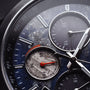 L'orologio "Paracas" presenta un sofisticato Lapis Lazuli e un design argento con dettagli intricati.